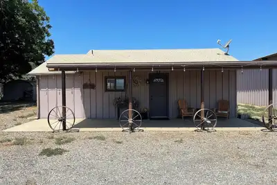 Charming farmhouse in peaceful Hemet with WiFi and Ac