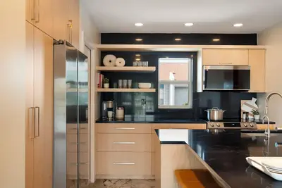 Image de Stunning, fully renovated, waterfront, condo, heated pools, near beach