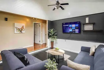Image de Enjoyable Home by Airport & Dwtn