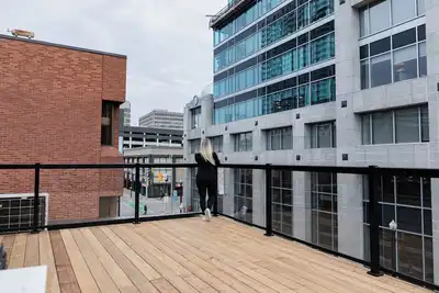 Image de Balcony Studio Unit Queen Bed overlooking the city in Prime Downtown Location