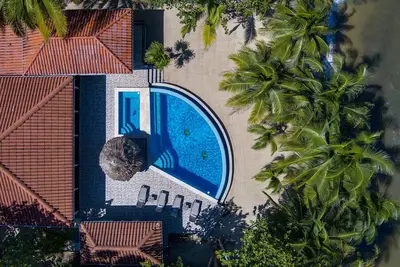 Image de Beachfront Stay – Deep Pool Sleeps 6 Private Suite