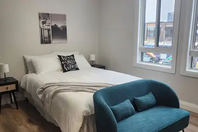 Image de Oversized Trendy Studio Unit in Prime Downtown location