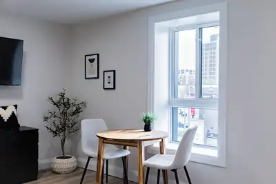 Image de Trendy 1 queen bed studio Prime Downtown location