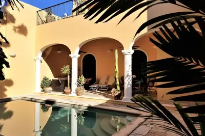 Image de Sunny, warm two-story colonial home located just one block from parque Santa Lucia,