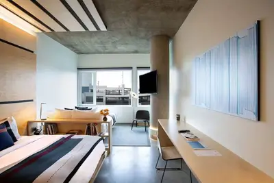 Image de 2 Queen: The Source Hotel, Rooftop Views, Wood-Smoked Meats, in RiNo - 2 Units