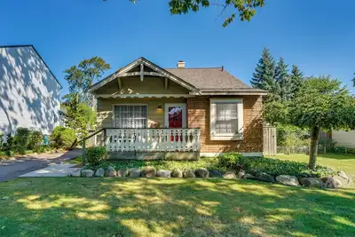 Image de 5 Mi to Downtown: Royal Oak Bungalow!