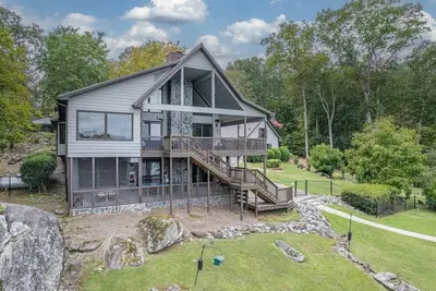 Image de On The Rocks-Sleeps 17, 2 Master Suites, + More!