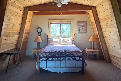 Image de ImageKiwi Hilltop Retreat: 3-Bedroom Cabin with Stunning Views, Wi-Fi, & Ac.