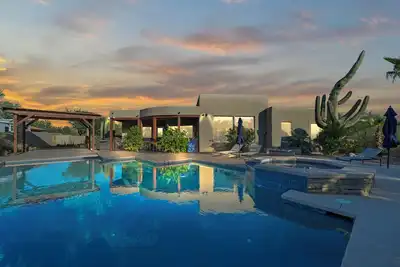Image de 20% Off! Captivating 4-bedroom house w/sparkling pool, spa and views!