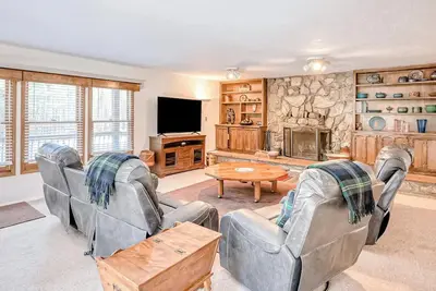 Image de Fireplace | Pool Table | WiFi | Hot Tub | Deer Haven