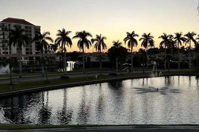 Image de Charming 2-bedroom condo with WiFi, Ac in superb St. Petersburg