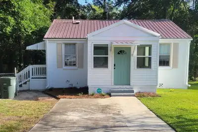 Image de Charming 2-Bedroom, 1-Bath bungalow