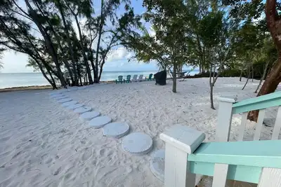 Image de Newly constructed, Caribbean waterfront cottage offering a serene escape.