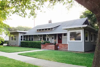 Image de Craftsman style home built in 1909, step back in time end enjoy your stay!