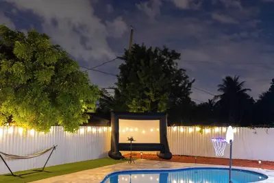 Image de A Cozy Oasis: 3 Bedroom, 2 Bathroom Home with Pool, Near Everything, Ac, & WiFi