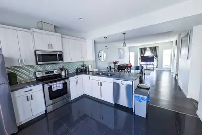 Image de Private Queen size bedroom: Your Charming Edmonton Escape