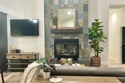 Image de Spectacular 3 bedroom mountain home with forest views close to downtown!