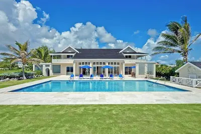 Image de This stunning 6 bedroom mansion, located on the serene East Coast of Barbados