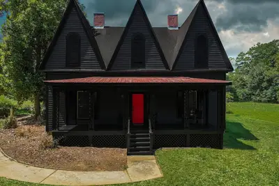 Image de Madison Manor. Stay if you dare!