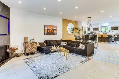 Image de Chic Unit w/ Balconies & Pool in Woodland Hills!