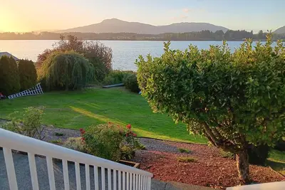 Image de Serene Lakefront Retreat: Your Perfect Getaway