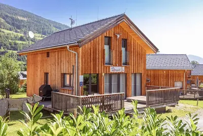 Image de Chalet moderne avec sauna et bain à remous