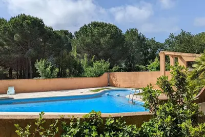 Image de Appartement dans un parc de pins avec piscine - C5