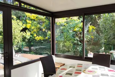 Image de Maison avec véranda sur parc avec piscine -Oiseaux