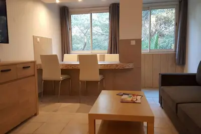 Image de Logement dans un parc de pins avec piscine - Pins