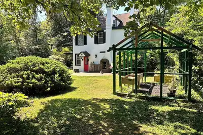 Image de This 4 Br 4 Ba sizable home with large outdoor porch & yard is ideal for a family visiting the area.