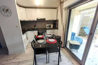 Image de T2 Climatisé rénové avec Parking et Piscine pour 4 près de la mer