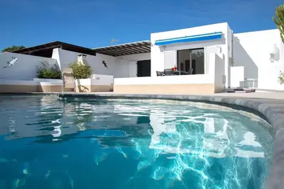 Playa Blanca luxury villa, curved pool, waterfall, and air-con. Child friendly.