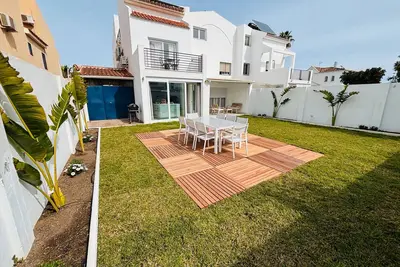 Image de Maison de vacances « Luxueuse et Moderne Maison Familiale » avec terrasse privée, Wi-Fi et climatisation