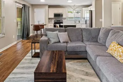 Image de Spacious Ranch Living 3 Car Garage, Rainfall shower, on a Half acre lot.
