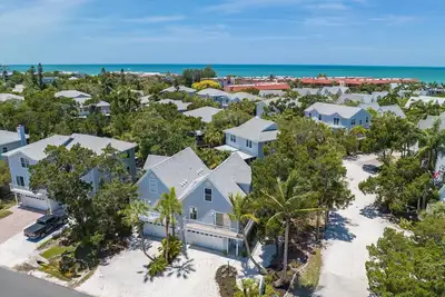 Image de Ami's Salty Breeze: 5-min walk to Beach, community pool, relaxing decor