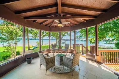 Image de Cozy lake front home with beach