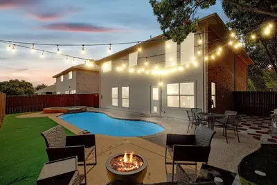 Image de Modern Comforts & Classic Charm w Pool, 5bd