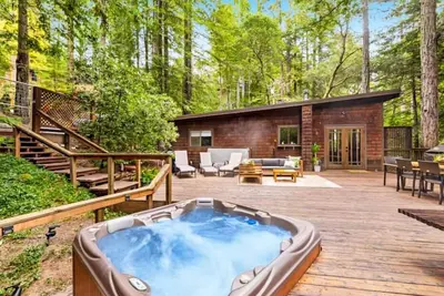 Image de TreeTops Bungalow ~ Spacious and Spacious 2 Bedroom, Hot Tub, Woof!