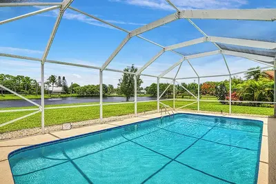 Image de Serene Lake House 3br Heated Pool Home - near the beach and quiet!
