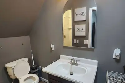 Image de Charming 3-bedroom house with fitness equipment in an established neighborhood.
