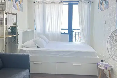 Image de Chic 1-bedroom apartment in vibrant Makati with WiFi, Ac