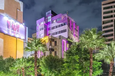 Image de Anoor 204 · Anoor Studio in Gemmayze W/Balcony & 24/7 Power