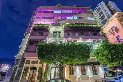 Image de Anoor 1-Br Apt in Gemmayze W/ Balcony & 24/7 Power