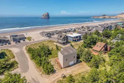 Image de Pacific City - Bikes, Fire Pit, Pool Table/Game Room, and Much More!