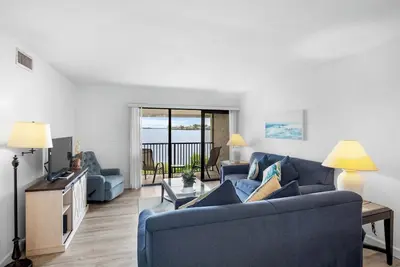 Image de Book Dolphin Baycation! Enjoy Pool, Tennis & Stunning Bay Views Just Steps Away!