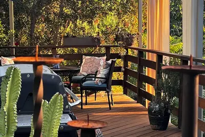 Image de Gorgeous Getaway in Topanga Canyon. Contemporary Home w\/2 Decks