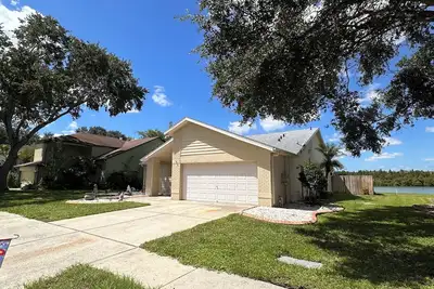 Image de Spacious 4-bedroom 2 bathroom home away from home on lake.
