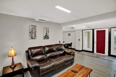 Image de Unique Downtown 2br 2ba close to everything Apt. B
