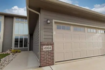 Image de Peaceful Luxury in a 3 bedroom, 2. 5 bath home. Feels like home!