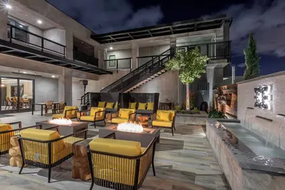 Image de Central location! Stylish Room, Courtyard with Fire Pits, Free Parking & Gym